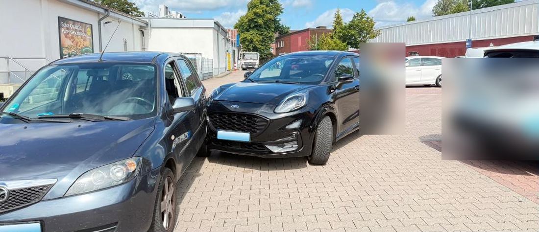 Beweissicherung am Unfallort in Hamburg: Kfz-Gutachter dokumentiert die Kollisionsstellung zweier Fahrzeuge